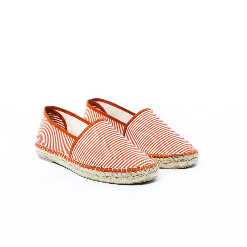 Röd vit randiga espadriller.