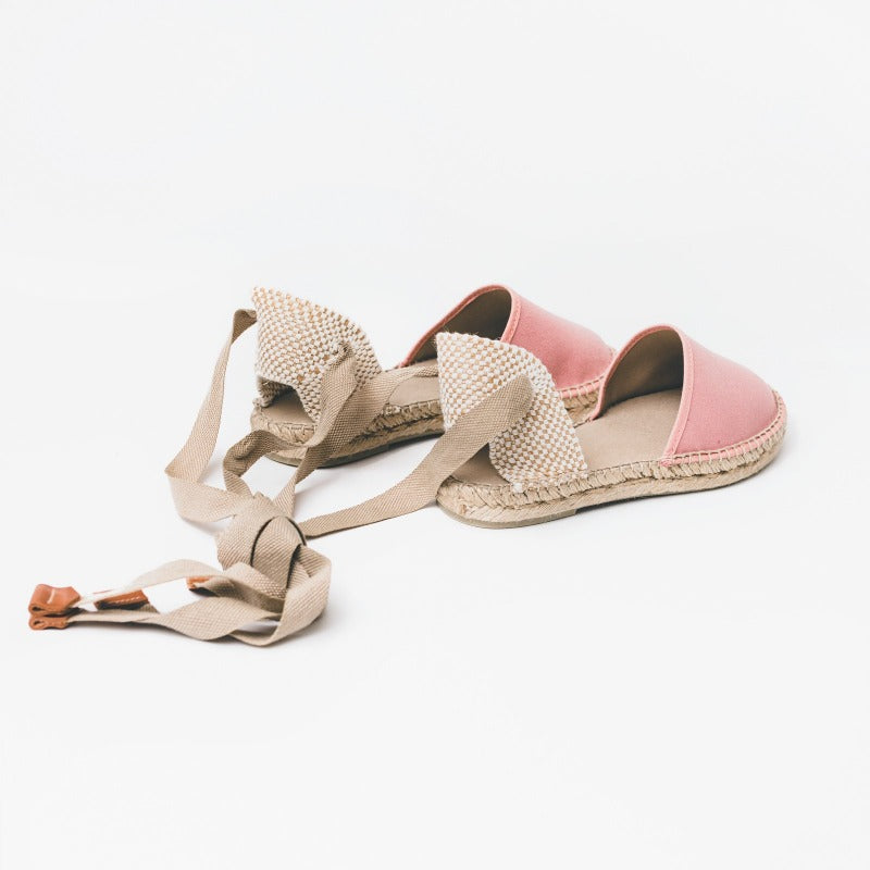 Rosa handgjorda sandaler med snören