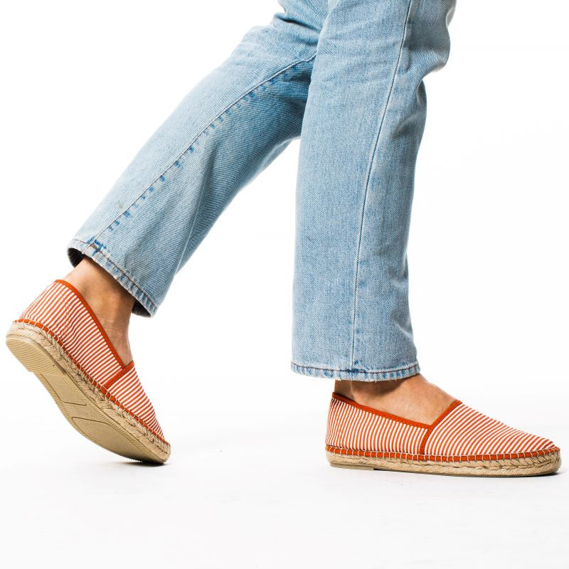 Röd vit randiga espadriller. Orange färgade handgjorda espadriller